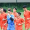 Lê Giang Patrik xuất hiện với ngón tay băng kín, tíu tít trò chuyện cùng Hai Long trong buổi tập của tuyển Việt Nam