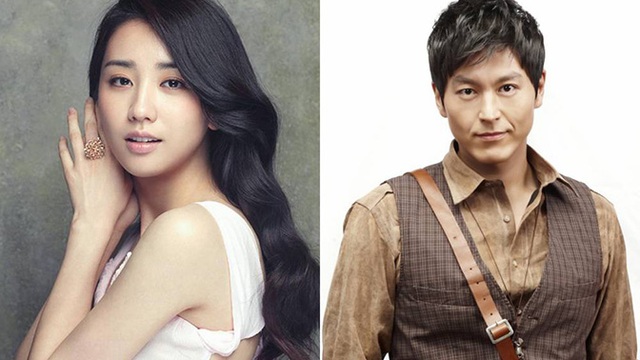 Erkak bilyard stolida qizning klitorini yalaydi