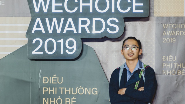 Khang A Tủa bật khóc tại Gala WeChoice Awards 2019: "Em nghĩ chiếc cúp này không nên ghi tên em, nó nên ghi tên những cậu bé, cô bé ở quê em