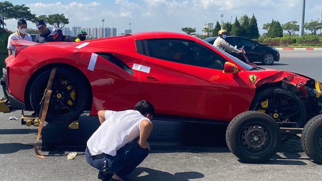 Rahbarning mushukini yalaydi