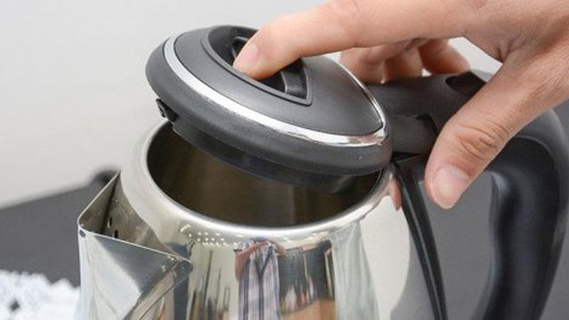 Mắc 3 sai lầm khi dùng ấm siêu tốc, khác nào tự đưa "thuốc độc" vào miệng  mình