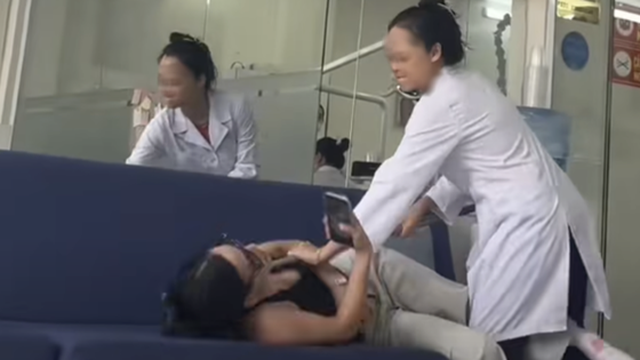 Chủ cơ sở nha khoa Tuyết Chinh ở TP.HCM bị tố hành hung khách, khiến 2 nạn  nhân nhập viện điều trị, hiện công an và Sở Y tế đã vào cuộc