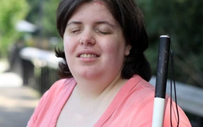 Mơ ước bị mù, cô gái đổ nước thông cống vào mắt khiến bác sỹ bất lực