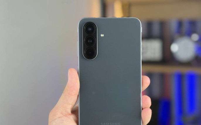 5 sai lầm "kinh điển" khi dùng điện thoại: Bảo sao máy 30 triệu dùng 1 năm đã lag, pin chai thảm hại!