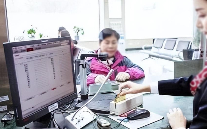 Nữ nhân viên ngân hàng vay 700 triệu đồng, từ chối 10 cuộc gọi cảnh sát, khi thấy 1 bức ảnh mới biết bị lừa 6 tỷ đồng