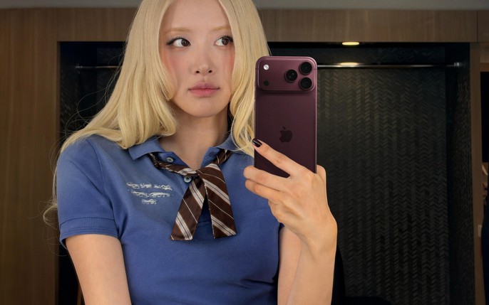 Cả thế giới ganh tị, Rosé là người đầu tiên selfie bằng iPhone 18 Pro