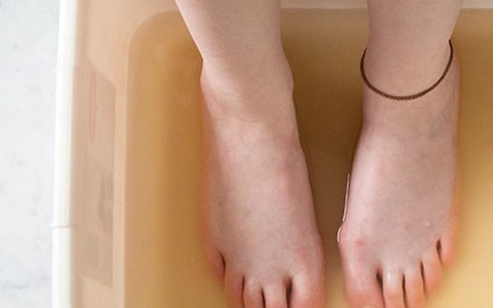 Thử ngâm chân trong giấm táo vài phút xem, mùi hôi đáng ghét sẽ biến mất!