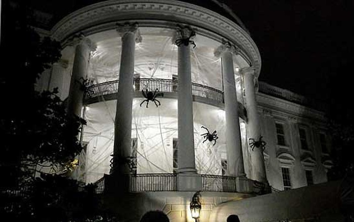 Cảnh ma quái" vây kín Nhà Trắng