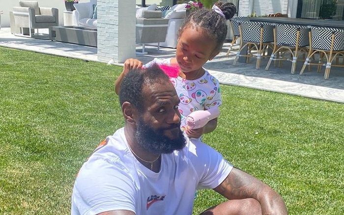 Siêu sao bóng rổ LeBron James gây sốt cộng đồng mạng với khoảnh khắc đáng  yêu bên cạnh con gái nhân "Ngày của Cha"
