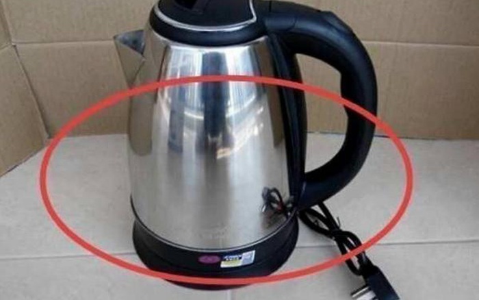 Ngay khi nhận phòng khách sạn nên đun ấm nước sôi đổ vào bồn cầu”: bạn sẽ  rùng mình khi biết sự thật sau lời khuyên này
