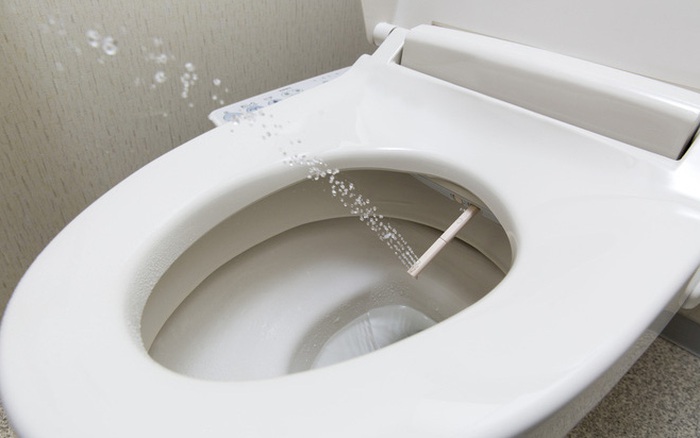 Toilet thông minh của Nhật xịn cỡ nào: Tự động mở nắp bồn cầu, tích hợp vòi  xịt, tạo tiếng nước xả át đi "tiếng động lạ" khi đi vệ sinh