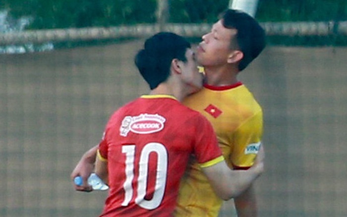 Công Phượng cố hôn Tấn Trường, bắt nạt Bùi Tiến Dũng ở buổi tập - VNReview Tin mới nhất