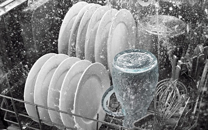 Máy rửa chén không hề tốn nước như mọi người vẫn lầm tưởng Máy rửa chén không hề tốn nước như mọi người vẫn lầm tưởng