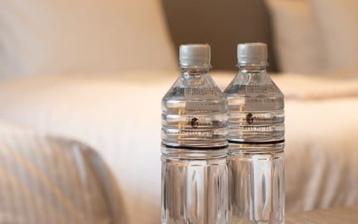 Tại sao sau khi nhận phòng khách sạn nên ném chai nước vào gầm giường?