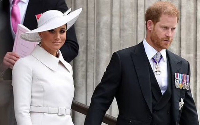 Chỗ ngồi của Harry và Meghan trong lễ đăng cơ Vua Charles