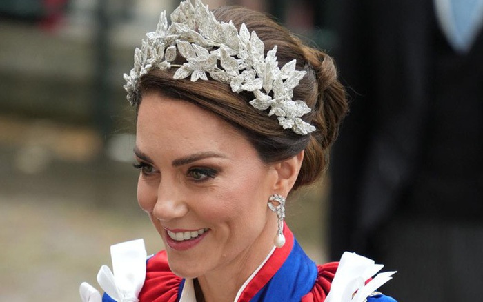 Kate Middleton đeo vòng cổ của Nữ hoàng Elizabeth, hoa tai của Công nương Diana trong lễ đăng quang của Vua Charles III