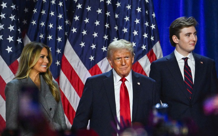 Ông Donald Trump cùng gia đình lần đầu xuất hiện sau bầu cử ...