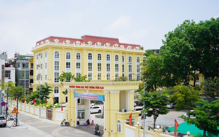 Xuýt xoa trước ngôi trường công lập rộng gần 20.000m2 ở Quảng Ninh: Học  sinh quay clip khoe trường mà nổi ầm ầm trên mạng xã hội