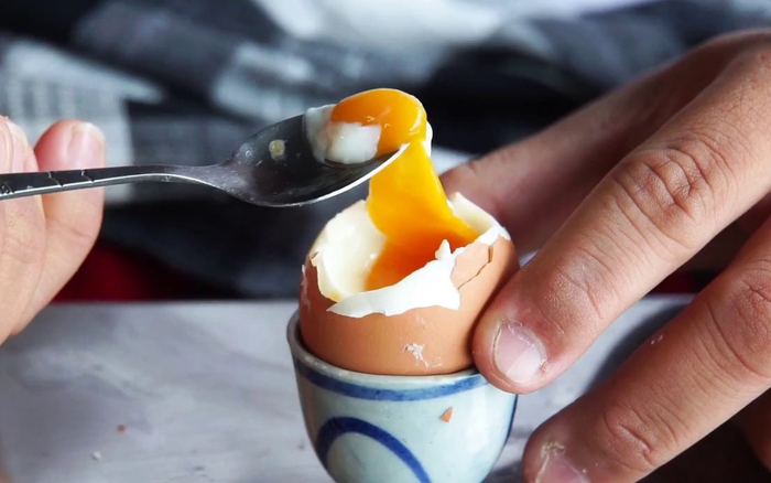Đầu bếp bật mí cách luộc trứng lòng đào "bất bại" với nguyên liệu tủ lạnh  nhà nào cũng có
