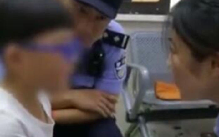 Bé trai 3 tuổi đi học liên tục khóc đòi về, cô giáo lập tức báo công an