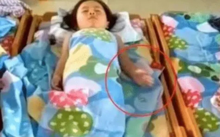 Bé gái mầm non không bao giờ ngủ trưa bỗng ngủ rất ngoan, mẹ ...
