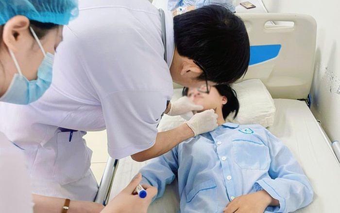 Nữ sinh bị dây điện giăng ngang đường cứa vào cổ