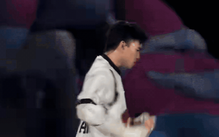 Việt Nam có ca sĩ là "con nhà nòi" ẩn mình gần 10 năm, vừa debut đã được báo quốc tế khen ngợi