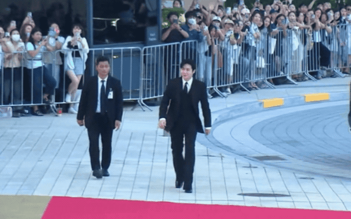 Cuối cùng Kim Seon Ho cũng lộ diện sau scandal, visual trên thảm đỏ Rồng Xanh gây chú ý!