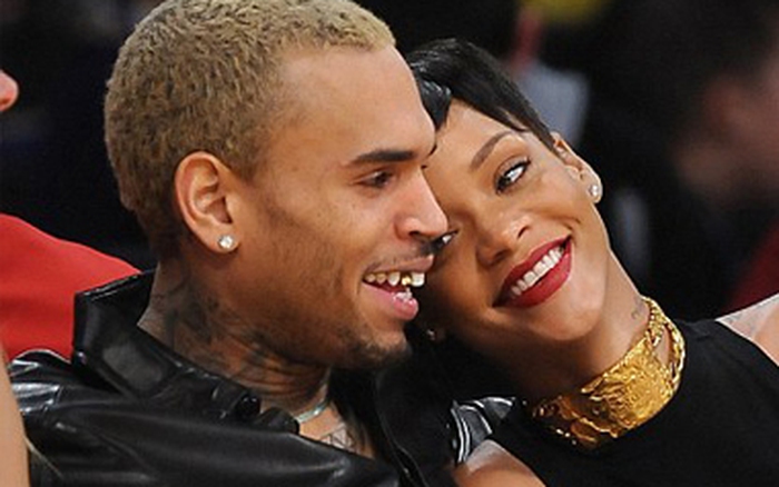 Rihanna và Chris Brown tình tứ ngồi xem bóng rổ