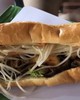 Xôn xao nhân viên cho đồ ăn từ miệng vào bánh mì của khách ở Ninh Bình