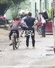 NÓNG: Lộ clip B Trần "tính nóng như kem" với bảo vệ ngay giữa phố trong lúc đi cùng Quỳnh Kool