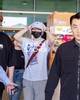Kim Jae Joong đổ bộ Tân Sơn Nhất: Bịt kín mít vẫn cực "hack tuổi", hóa "chiến thần chào hỏi" từng fan một!