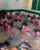Đối phó với nắng nóng, giáo viên biến lớp học thành bể bơi