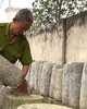 'Dị nhân' Thái Bình đi khắp nơi tìm cối đá về xây nhà