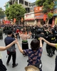 Đồng bào Điện Biên múa xòe cùng chiến sĩ cảnh sát trên đường phố